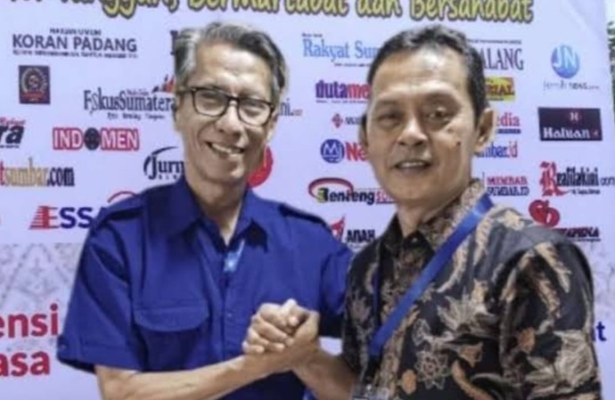 Ketua Tim Formatur Widya Navies yang juga Ketua PWI Terpilih bersama Ketua DKP PWI Sumbar terpilih Zul Effendi  salam kompak